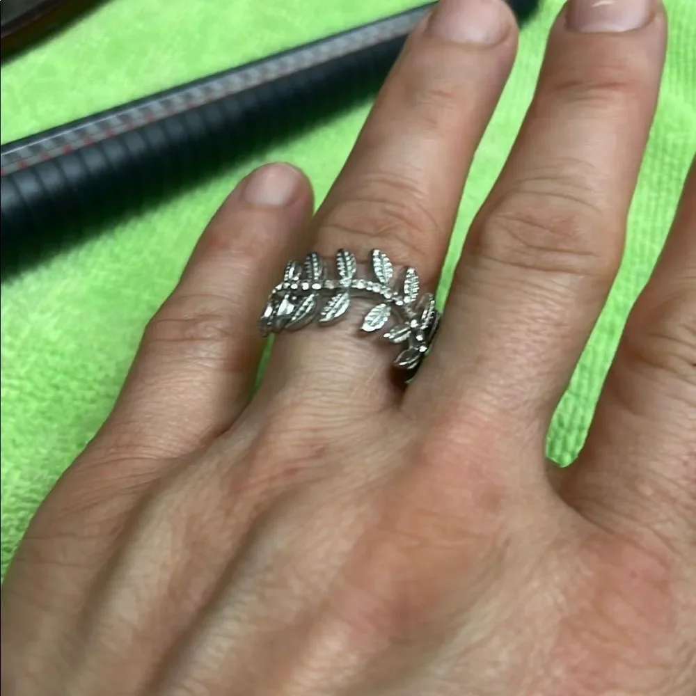 Elegant Silver Leaf Ring